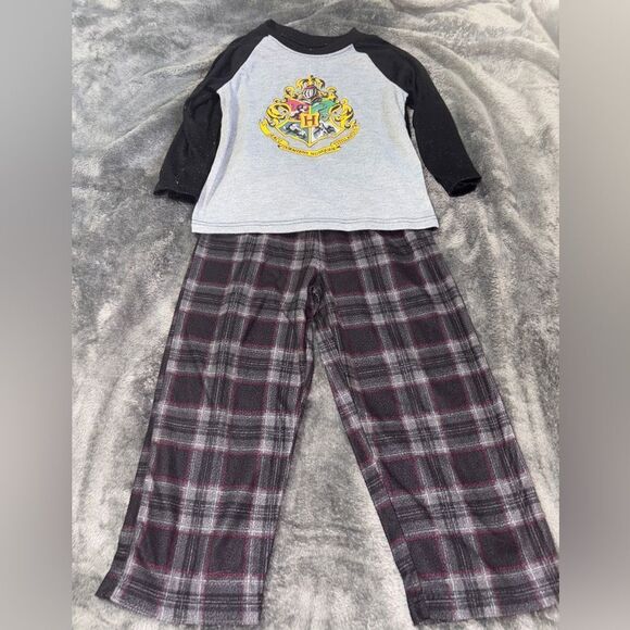 5t Harry Potter house crest pajama set see all photos-sleeves have pilling - Picture 1 of 3